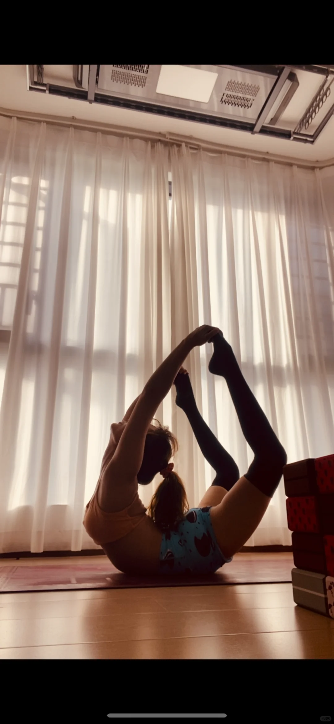 练习瑜伽的女孩子yyds