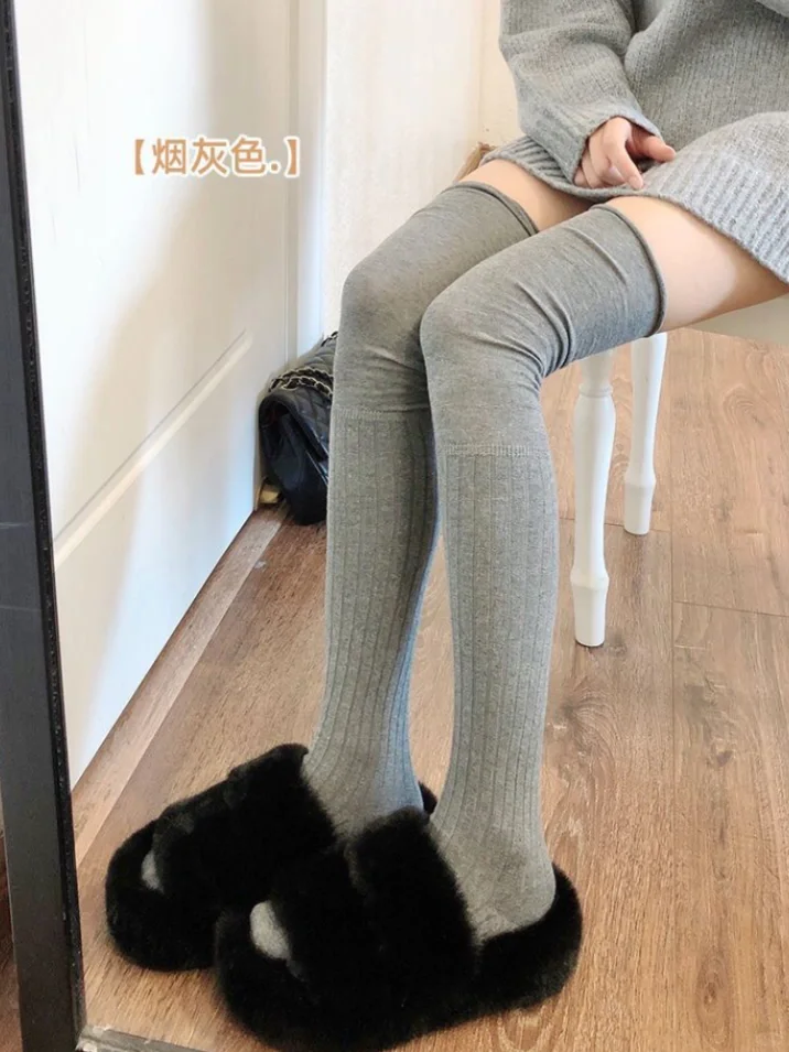 冬天拒绝臃肿！灰色过膝袜时尚内搭法
