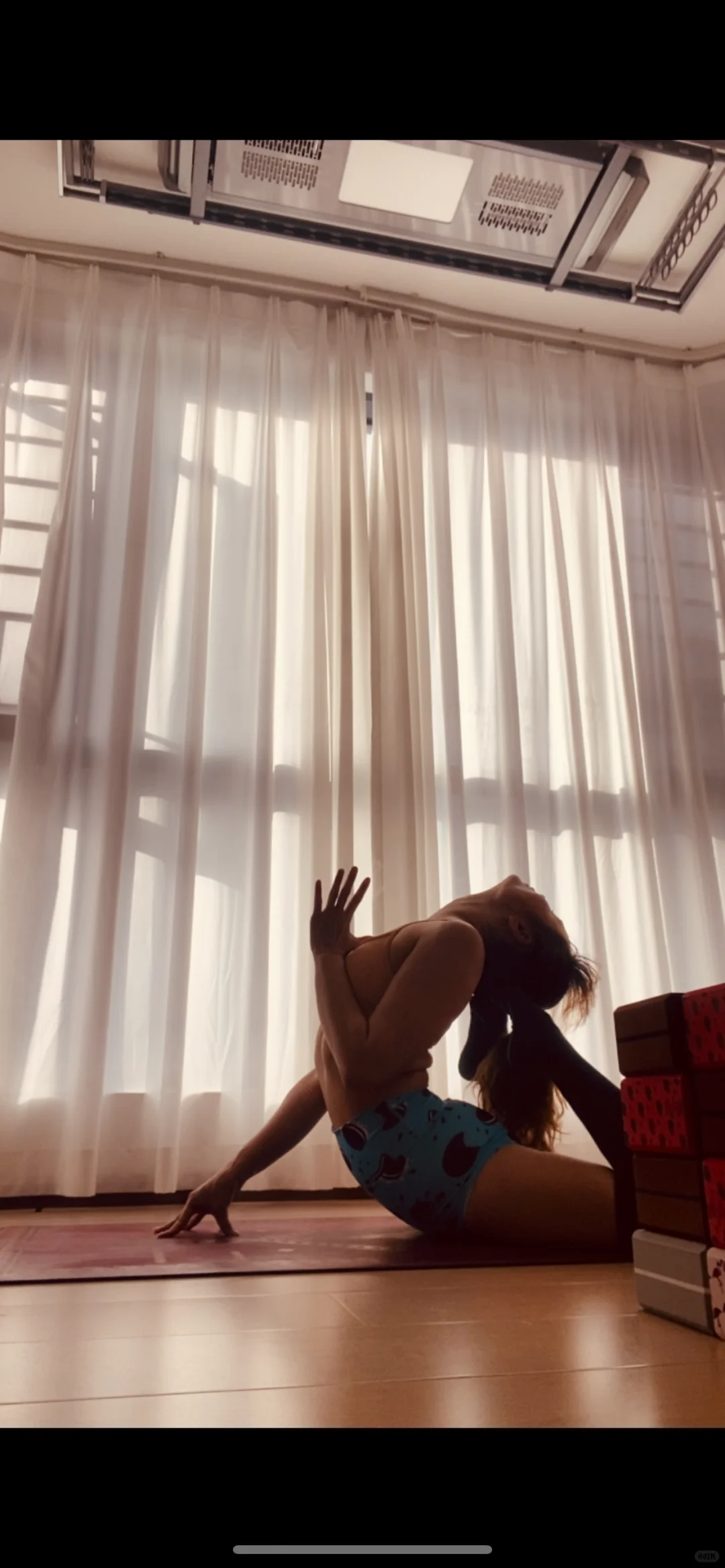 练习瑜伽的女孩子yyds