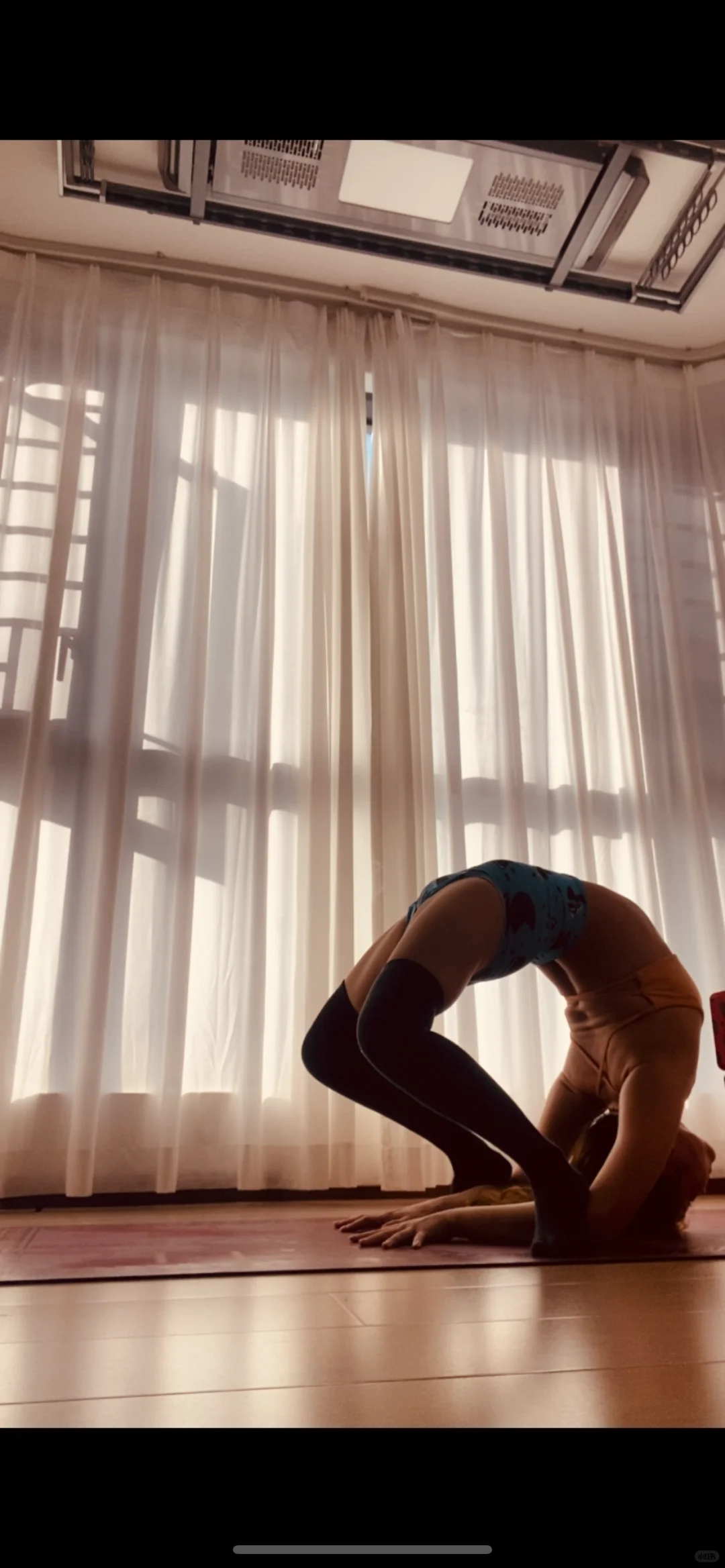 练习瑜伽的女孩子yyds