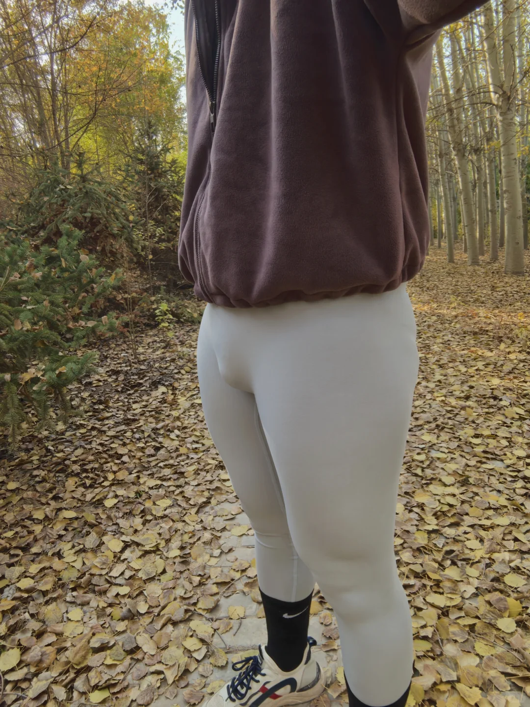 穿女款瑜伽裤骑行？路人瞳孔地震！💻