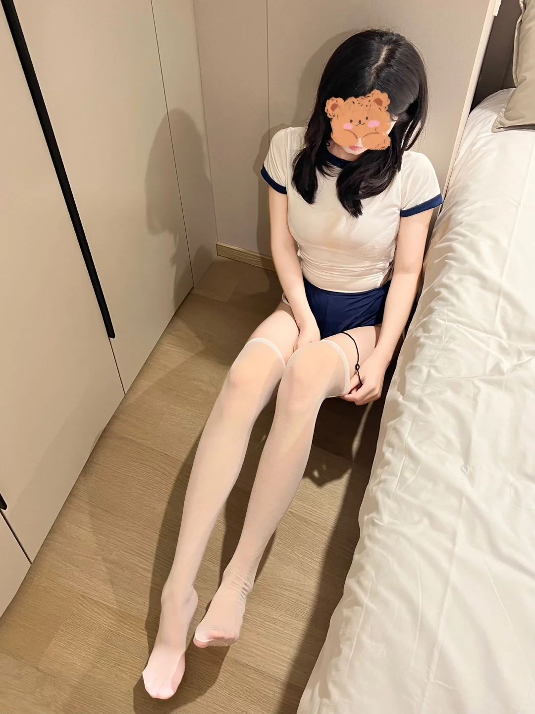 好喜欢穿可爱的水手服配可爱的白色丝袜