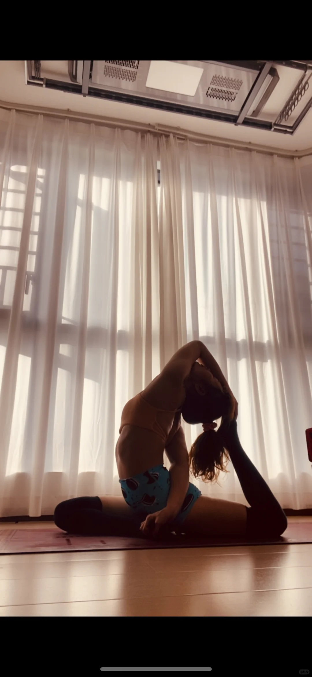 练习瑜伽的女孩子yyds