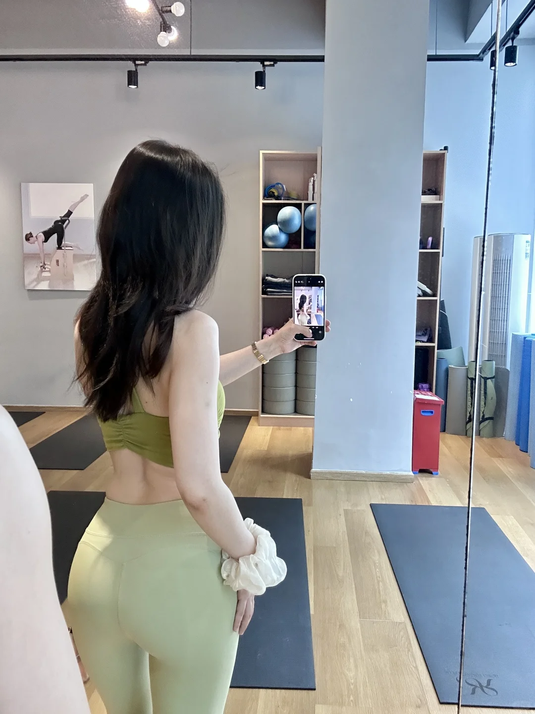 报告，这块抹茶蛋糕在练瑜伽