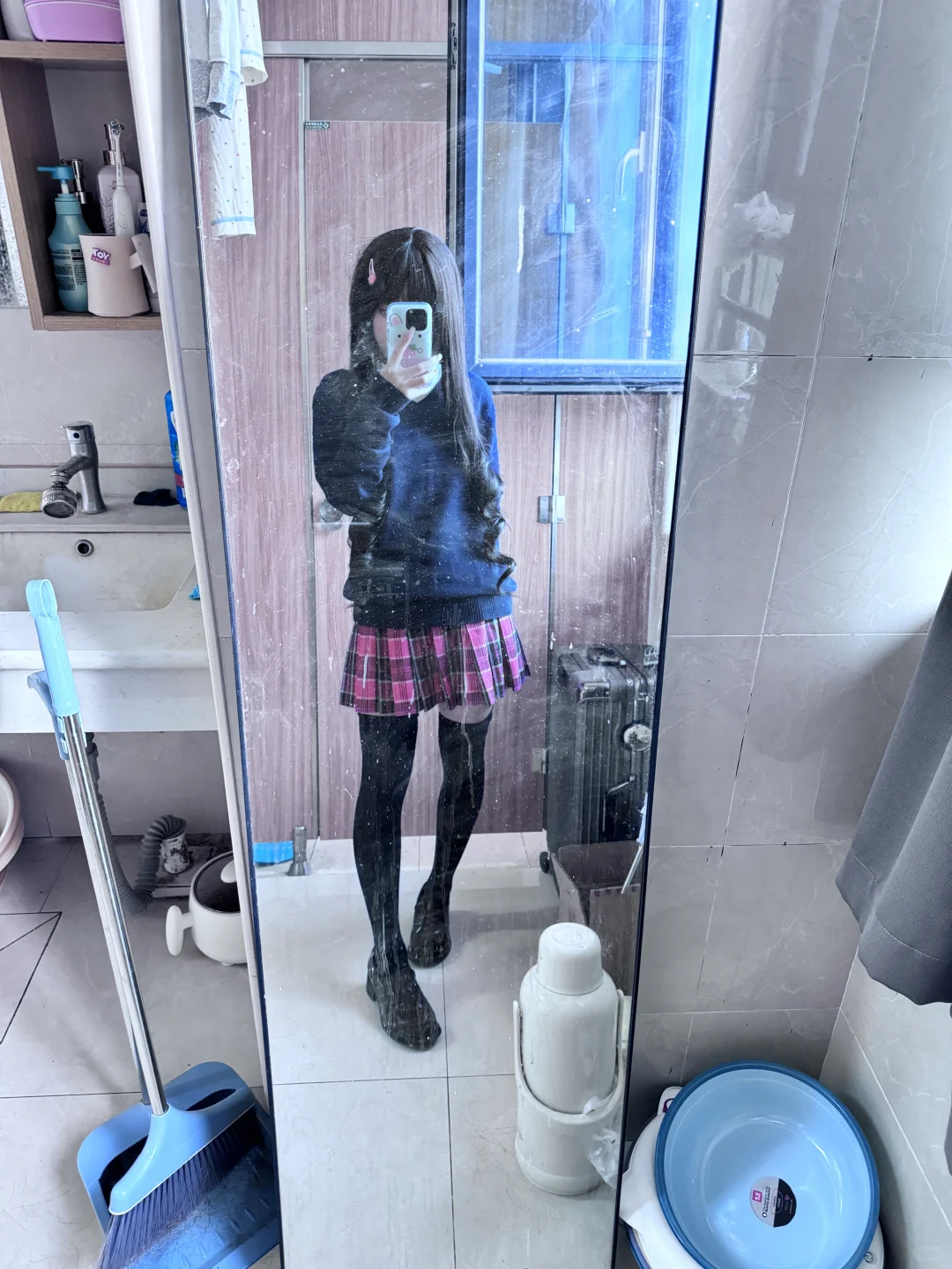 个子矮的把过膝袜往上提就变成厚黑了