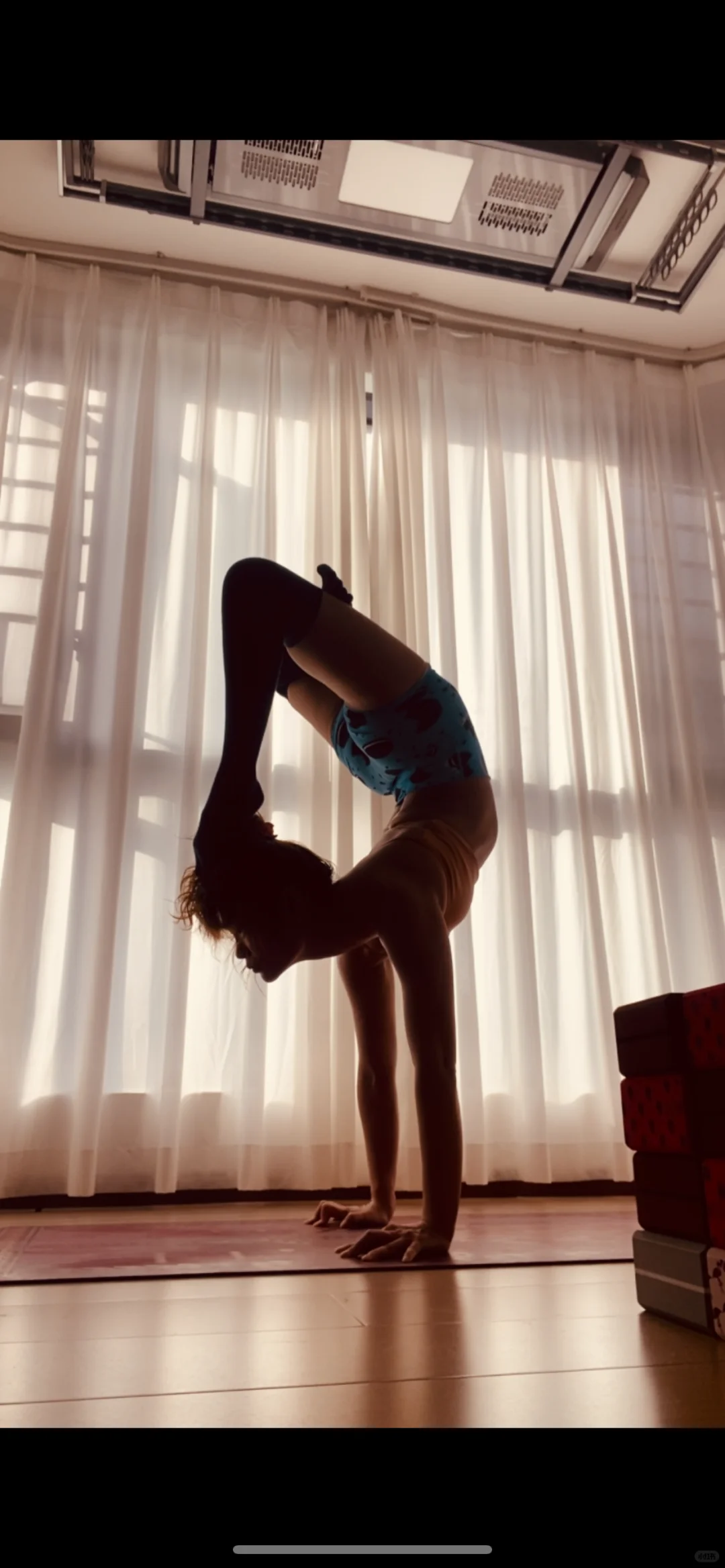 练习瑜伽的女孩子yyds