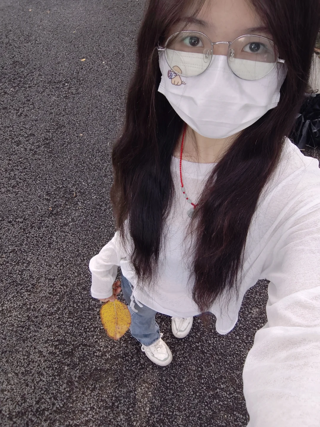 “在球场给打球的学妹送水”