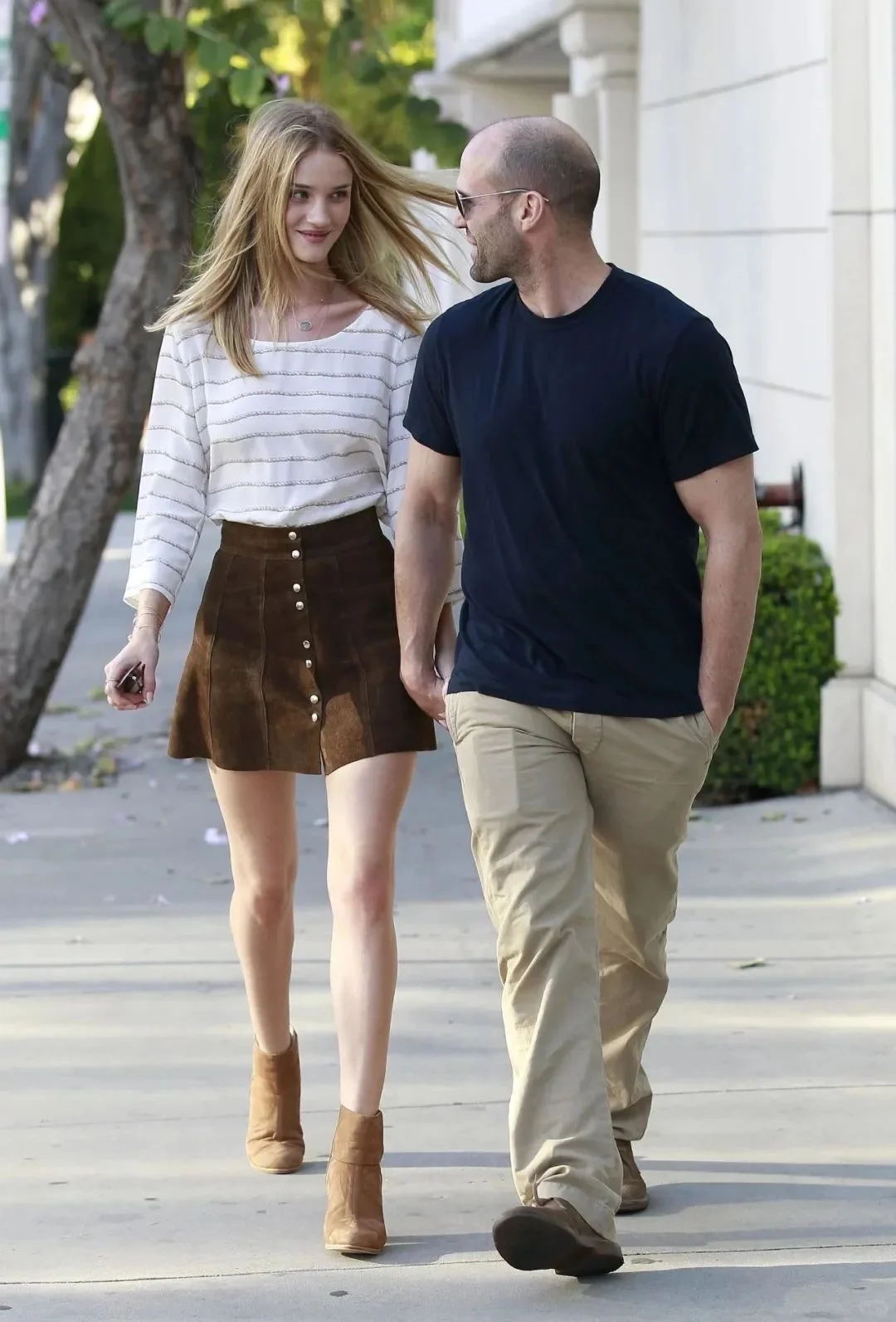 帅呆啦！杰森·斯坦森与小20岁妻子意大利度假