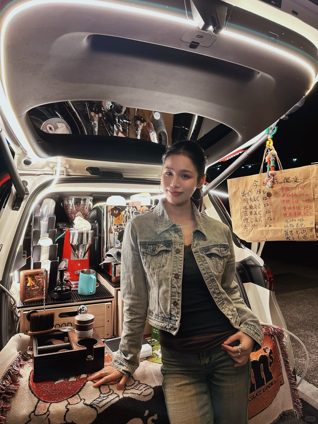 美女👸助阵的咖啡☕️摊位回头率💯💯