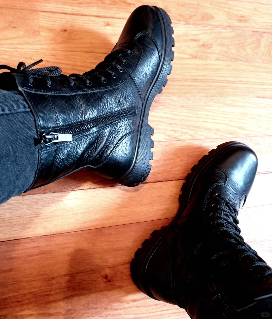 水瓶座黑戰靴出擊秋日酷感全開