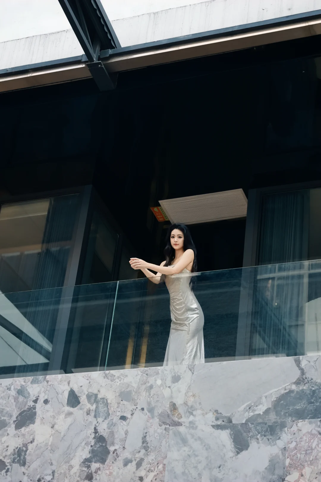 论我的摄影师把敬酒服拍成写真