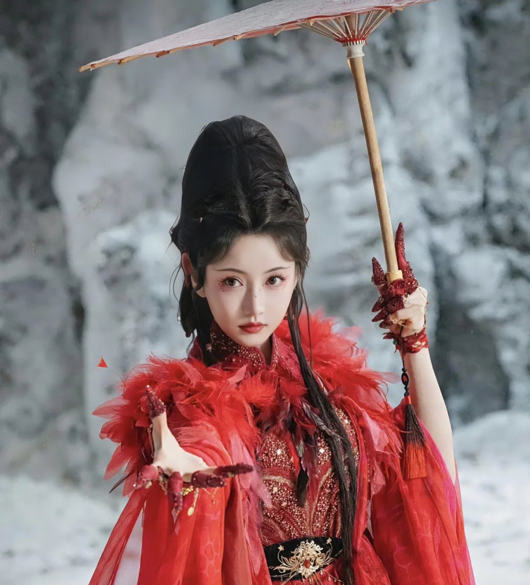 这个红姑娘真的是婀娜多姿，妖娆妩媚