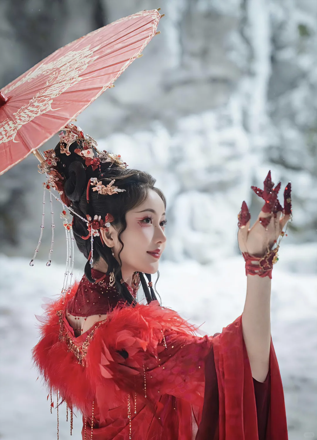 这个红姑娘真的是婀娜多姿，妖娆妩媚