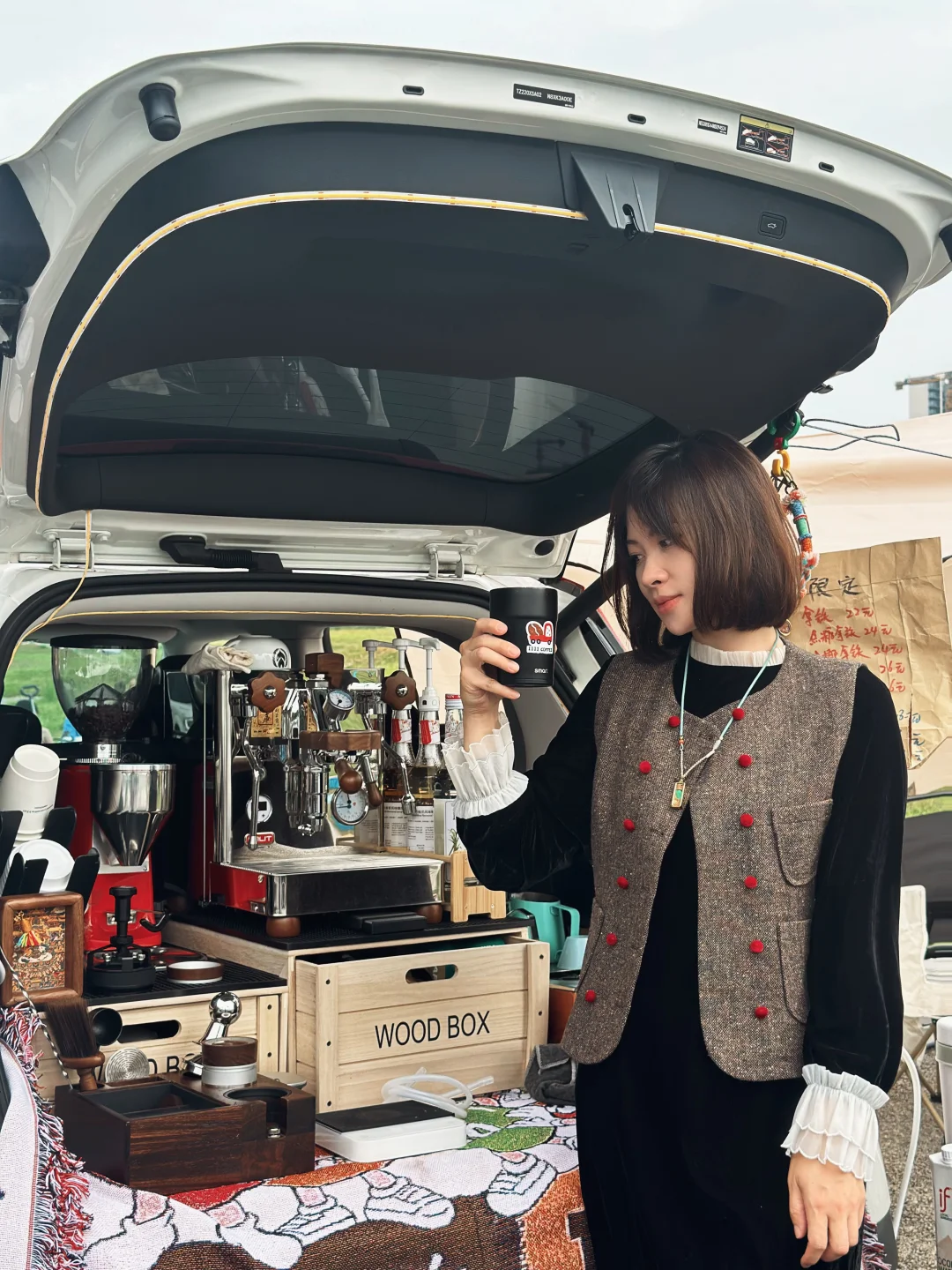 美女👸助阵的咖啡☕️摊位回头率💯💯