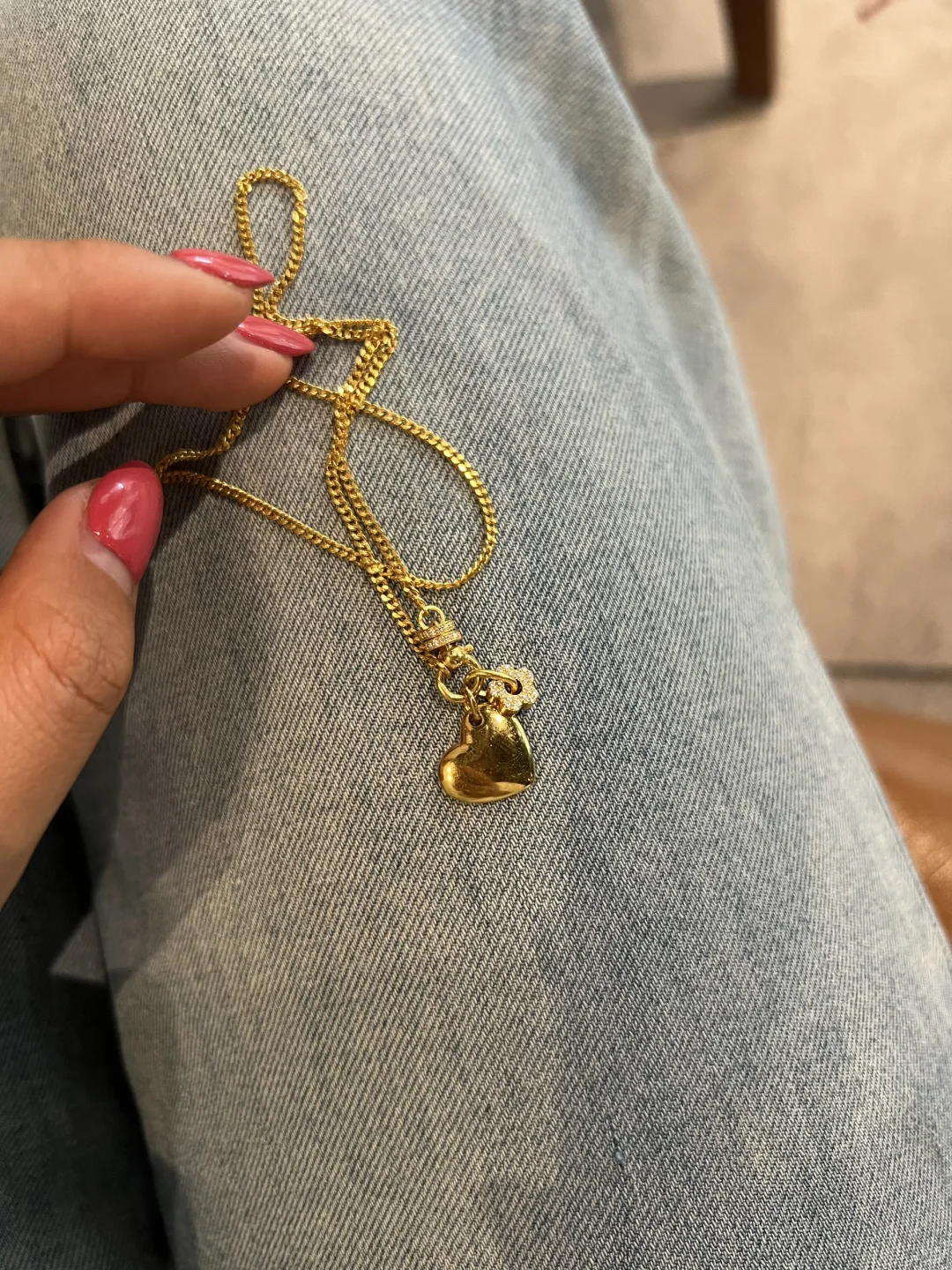 小美女的黄金项链