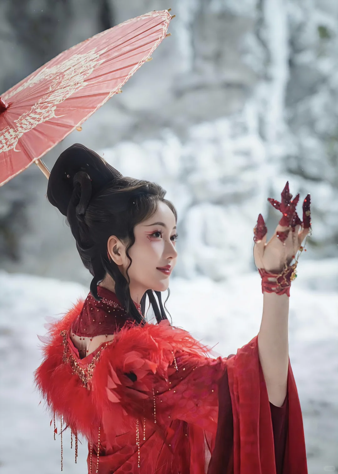 这个红姑娘真的是婀娜多姿，妖娆妩媚