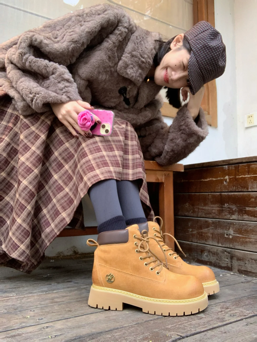 小美女出门遛狗啦