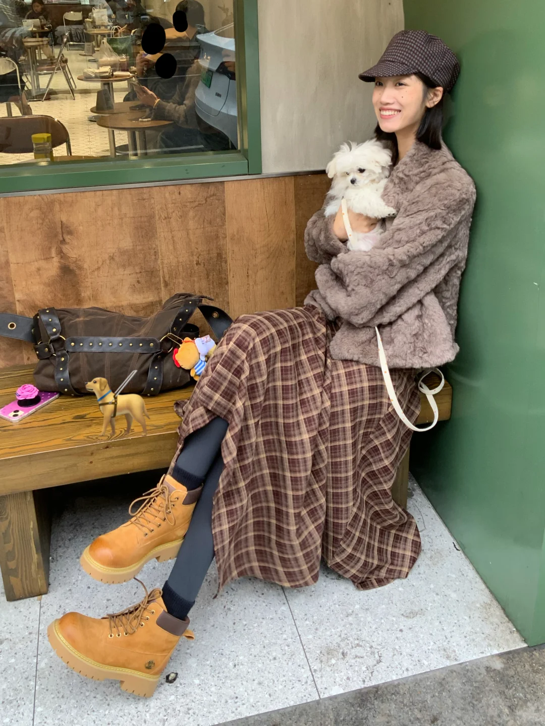 小美女出门遛狗啦