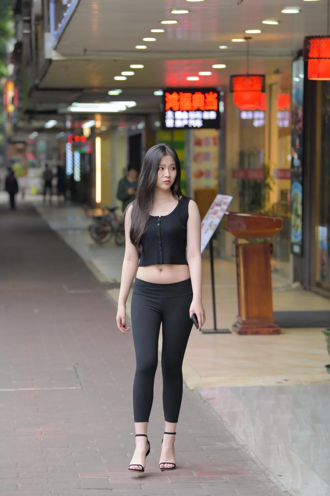 美女街拍|黑色瑜伽裤女神|身材好到犯规！