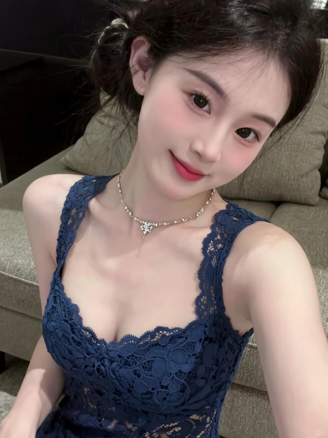 怎么比得过她？她的胸比我的头都大