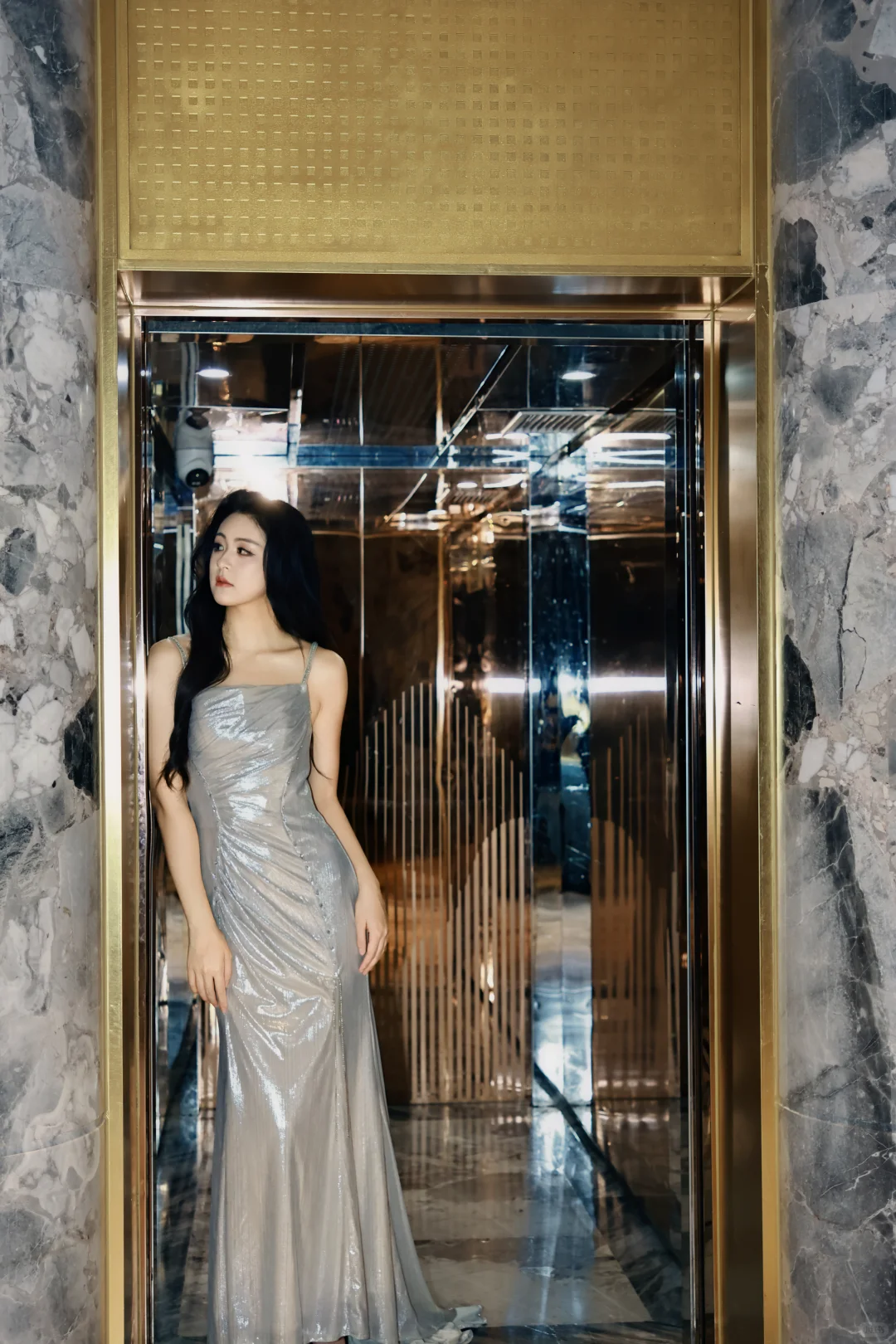 论我的摄影师把敬酒服拍成写真