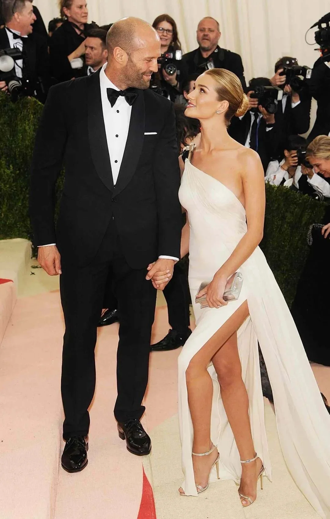 帅呆啦！杰森·斯坦森与小20岁妻子意大利度假