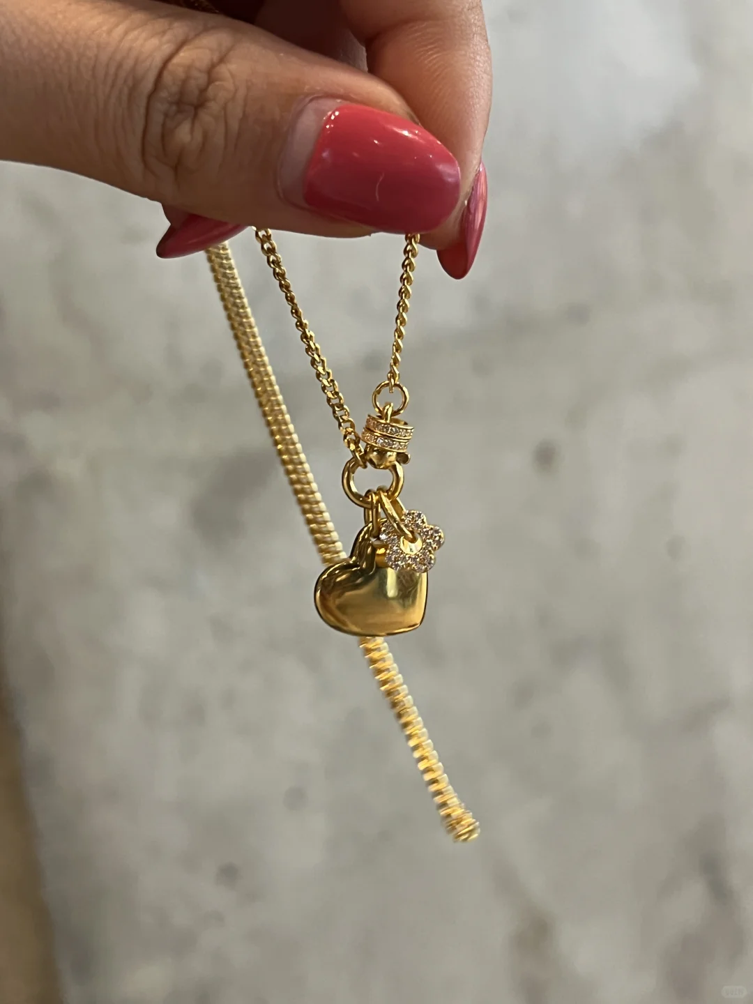 小美女的黄金项链