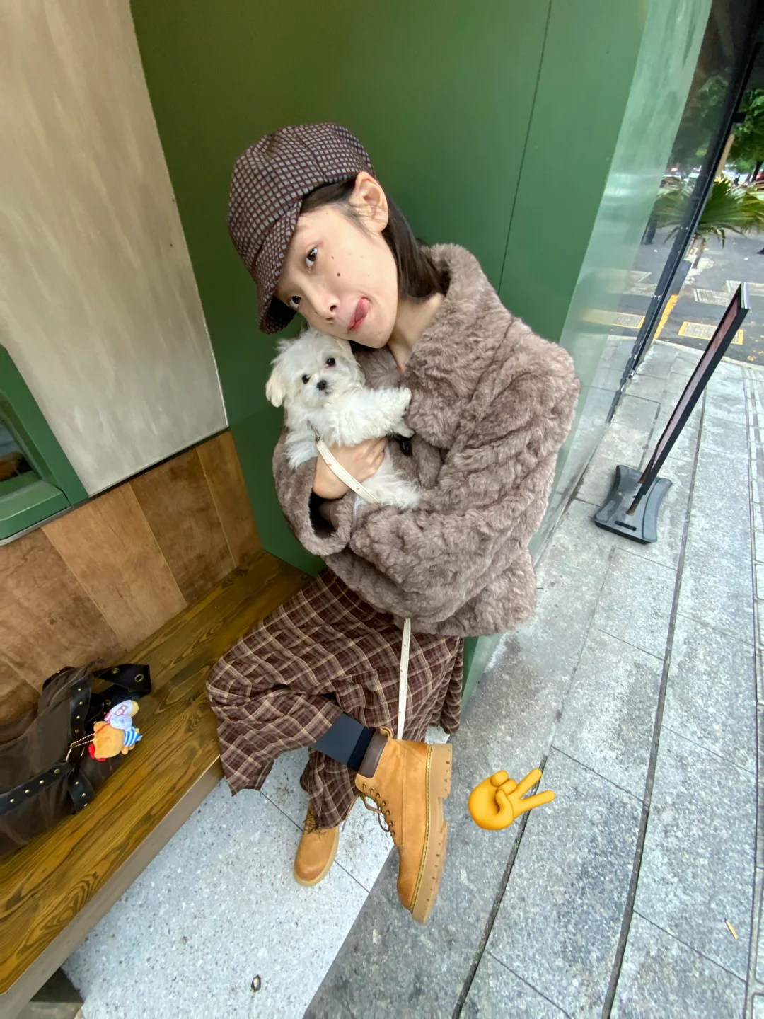 小美女出门遛狗啦