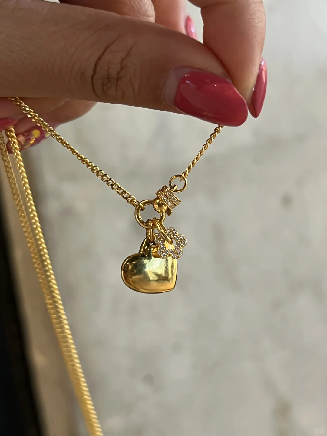 小美女的黄金项链