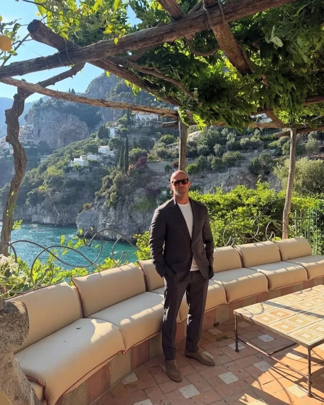 帅呆啦！杰森·斯坦森与小20岁妻子意大利度假