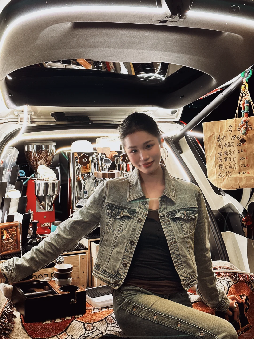 美女👸助阵的咖啡☕️摊位回头率💯💯