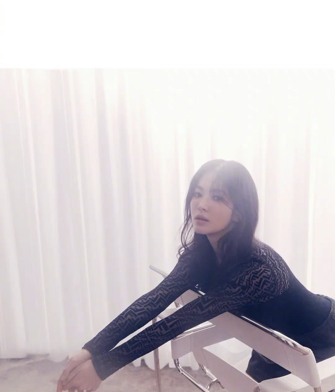 宋慧乔杂志造型，慵懒又性感