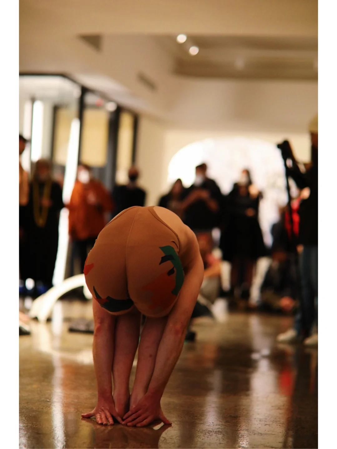 墨尔本艺术家当众脱👖