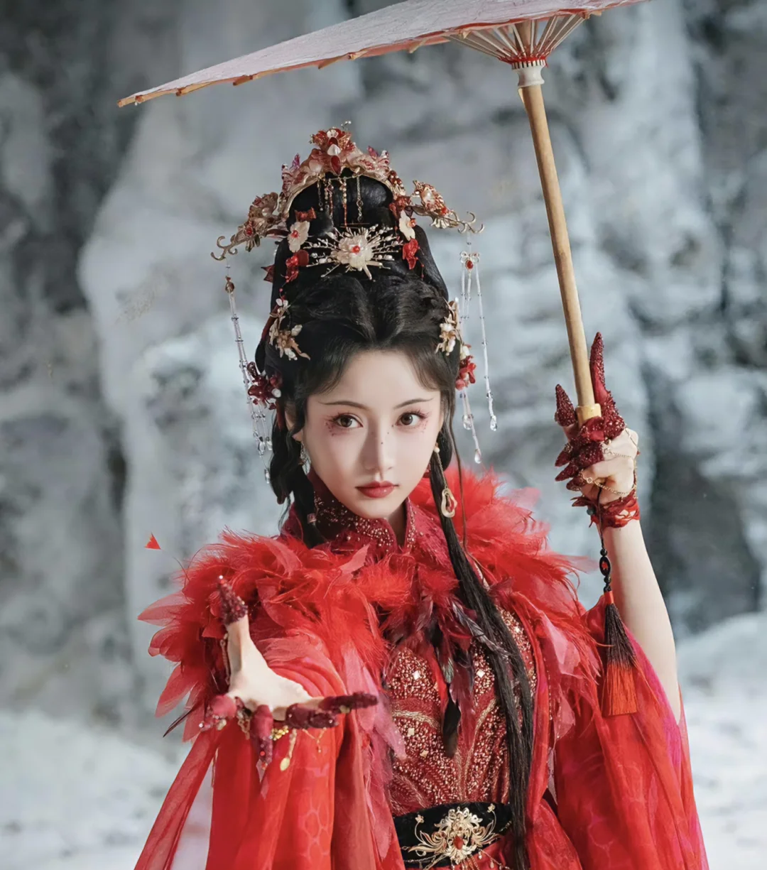 这个红姑娘真的是婀娜多姿，妖娆妩媚