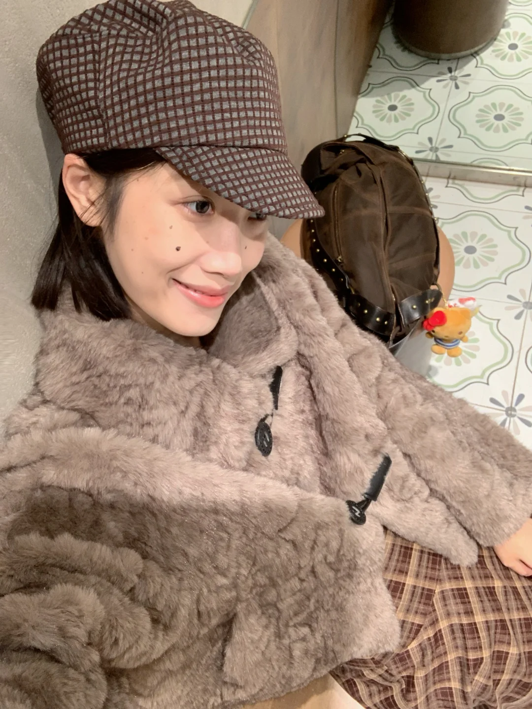 小美女出门遛狗啦