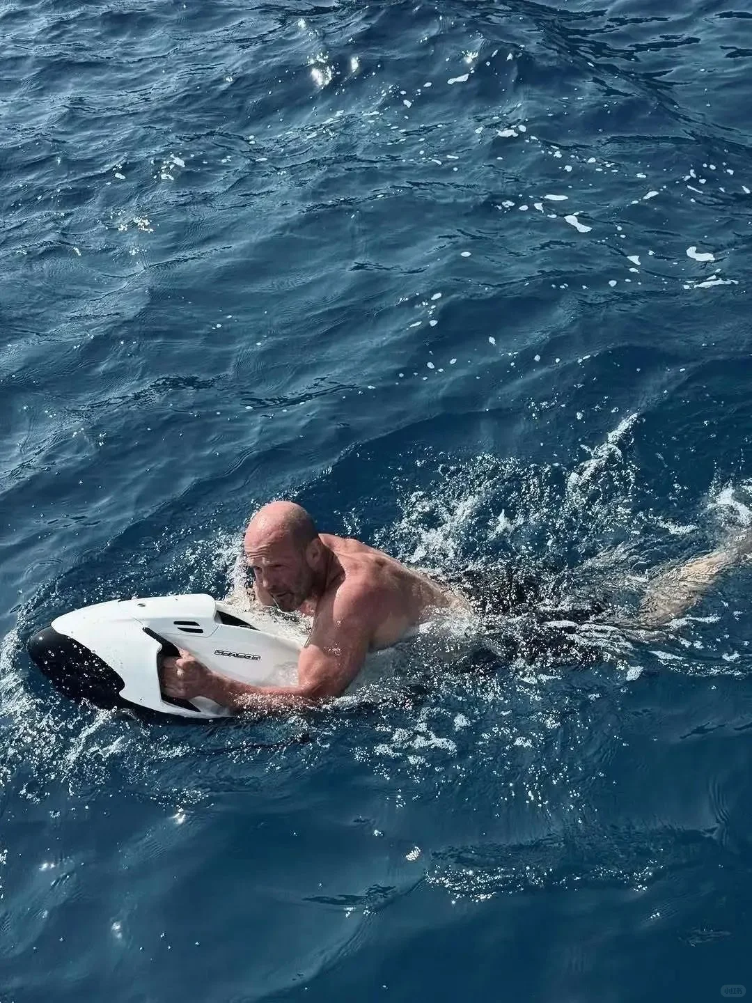 帅呆啦！杰森·斯坦森与小20岁妻子意大利度假