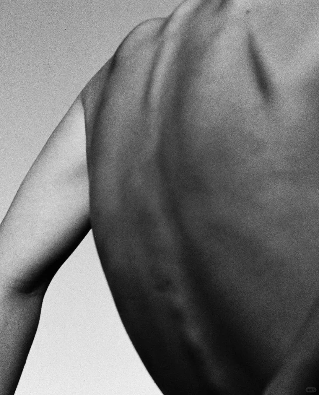 摄影分享|黑白镜头下的身体