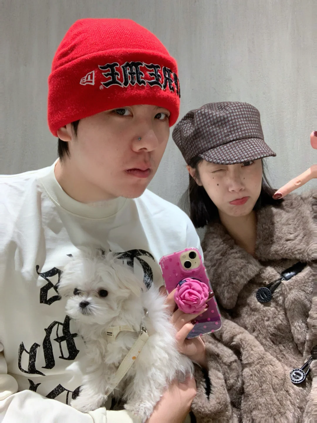 小美女出门遛狗啦