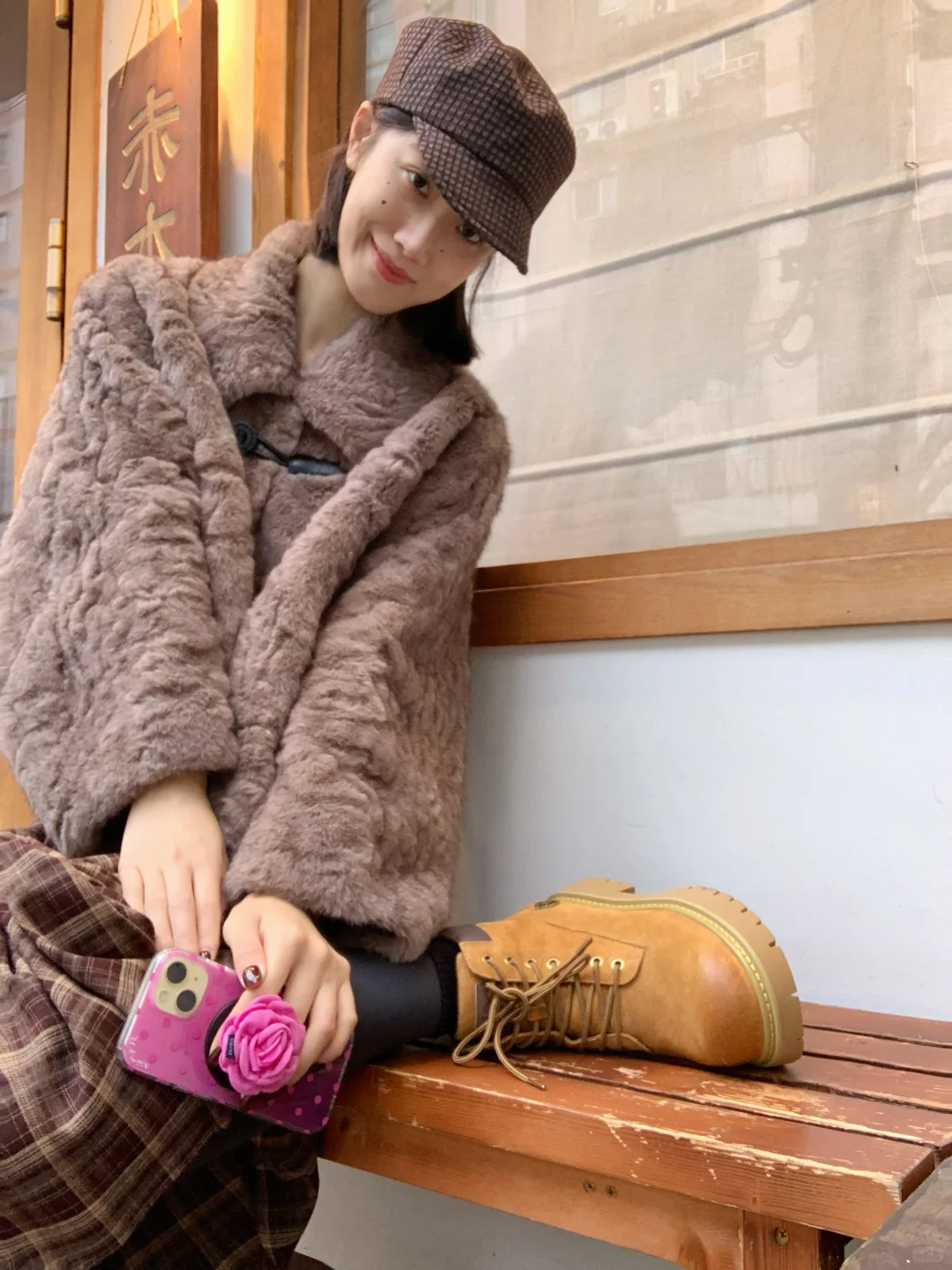 小美女出门遛狗啦