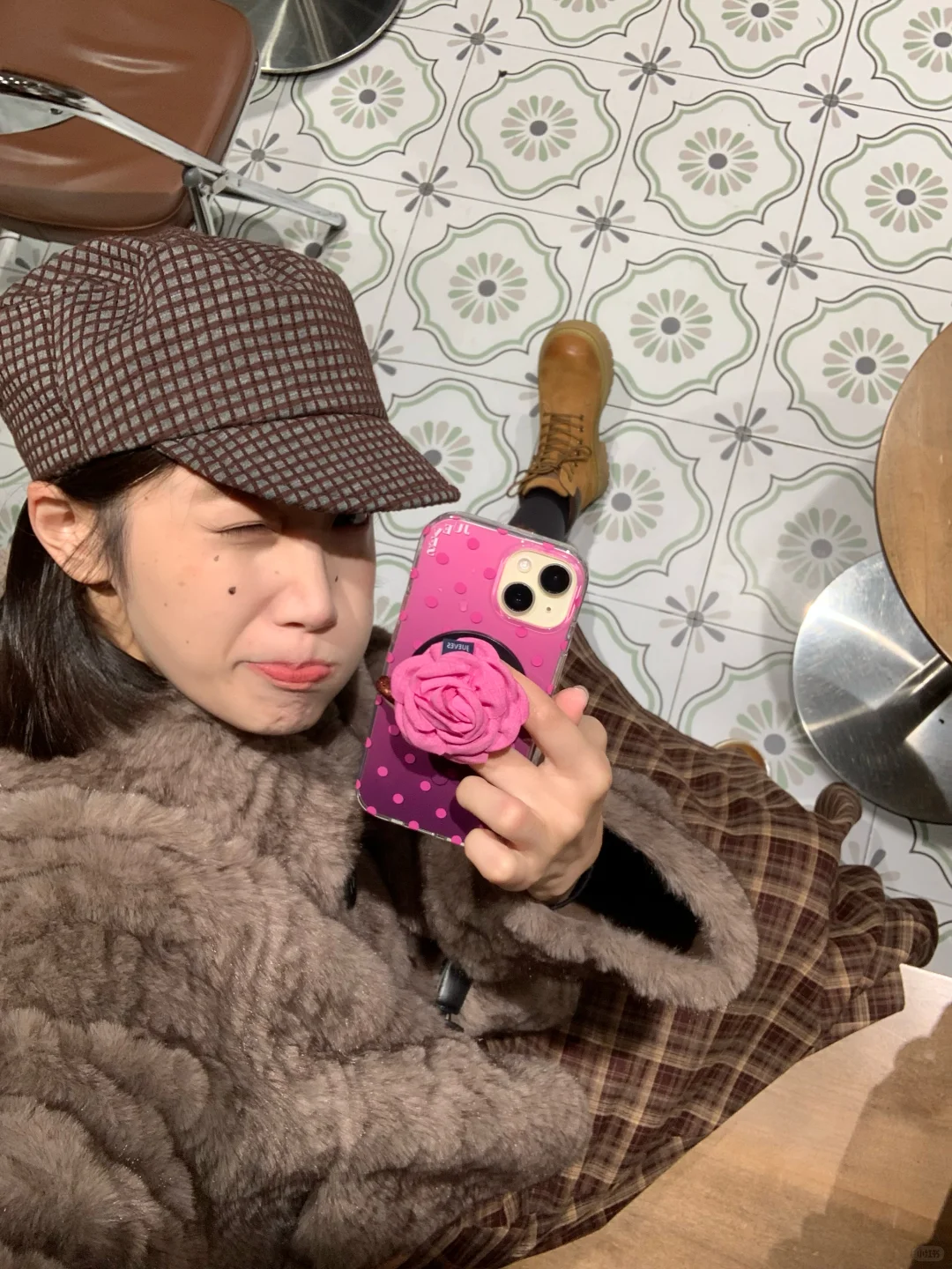 小美女出门遛狗啦