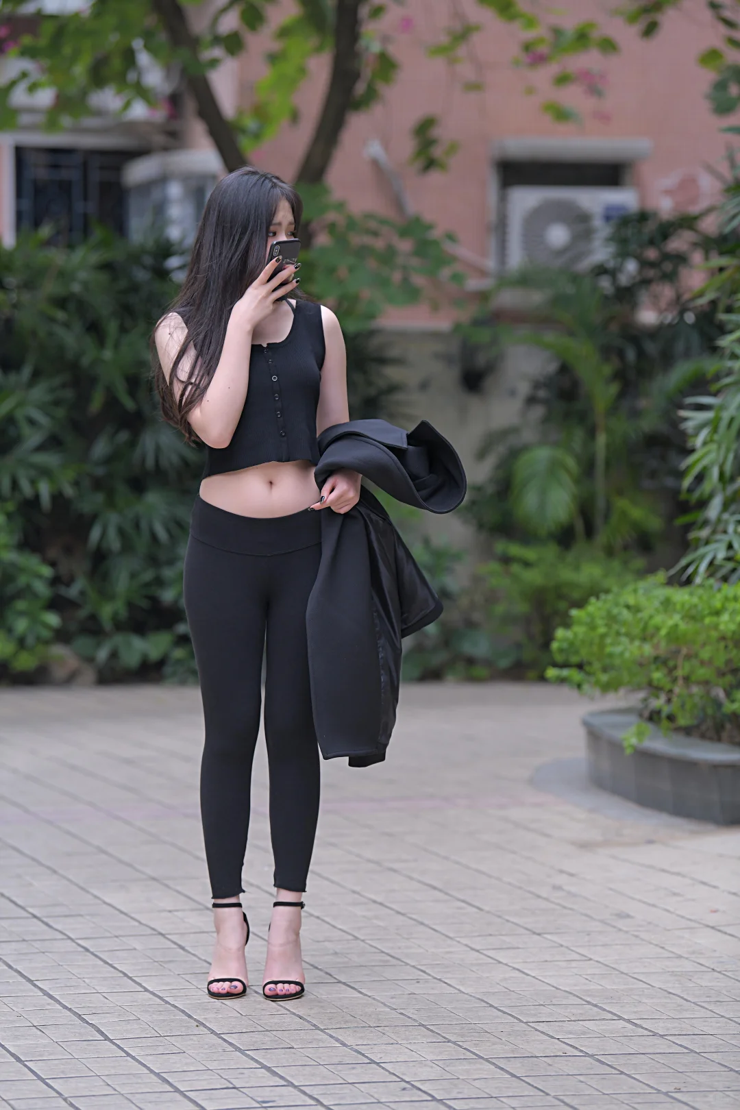 美女街拍|黑色瑜伽裤女神|身材好到犯规！