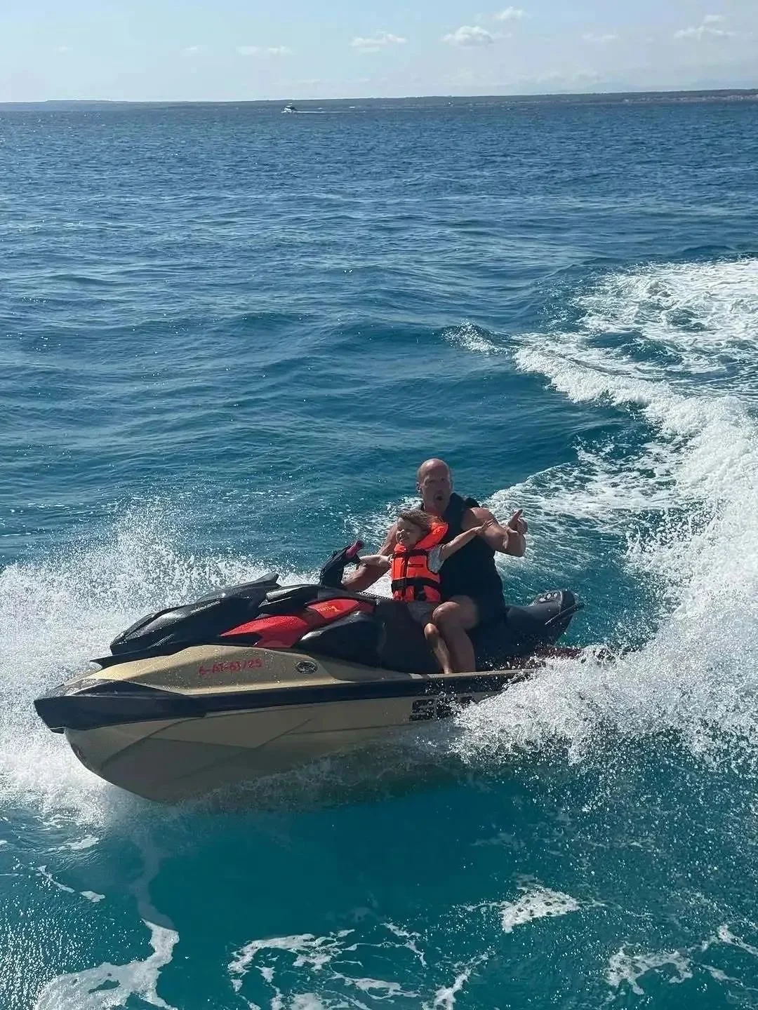 帅呆啦！杰森·斯坦森与小20岁妻子意大利度假