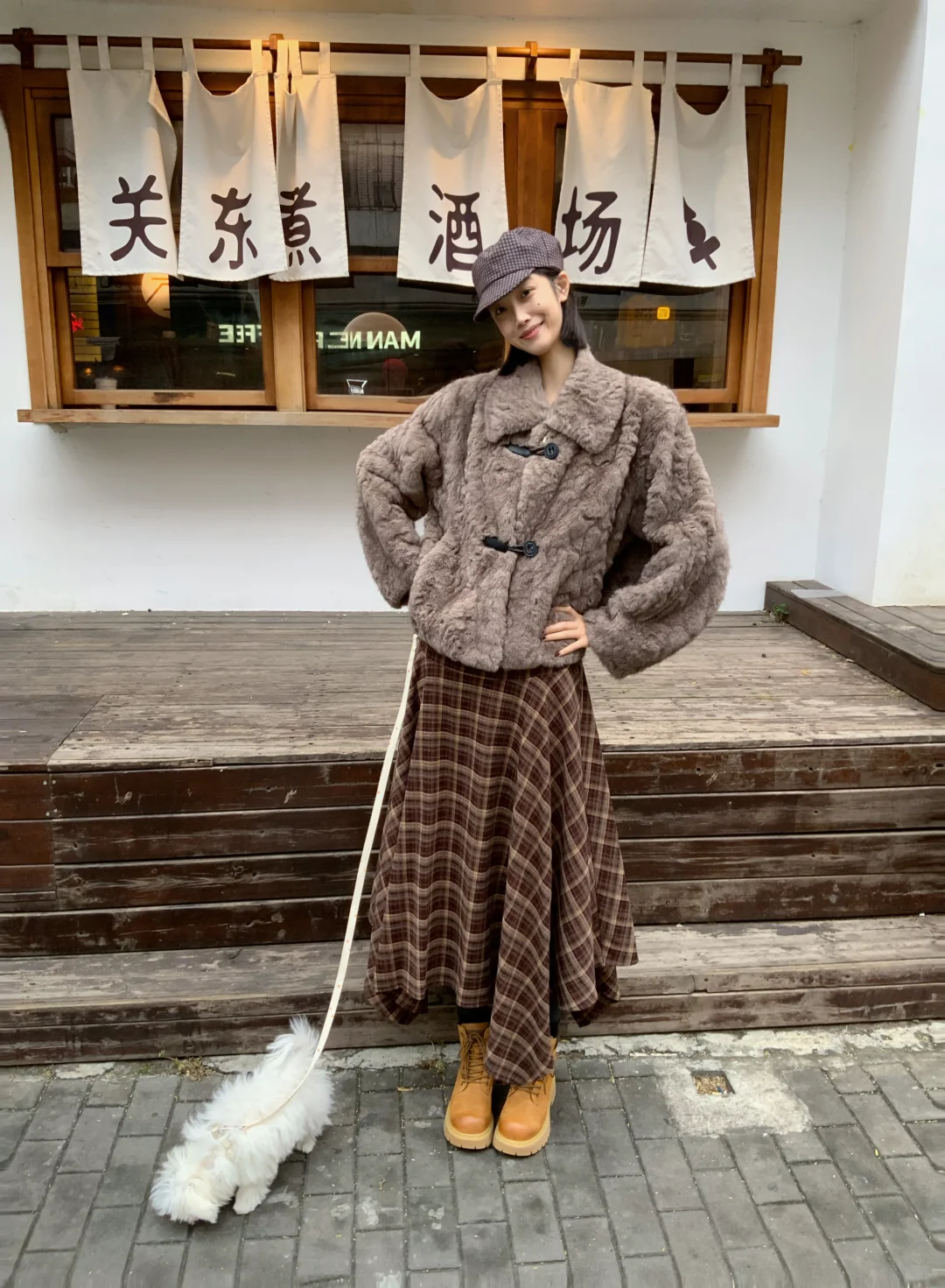 小美女出门遛狗啦