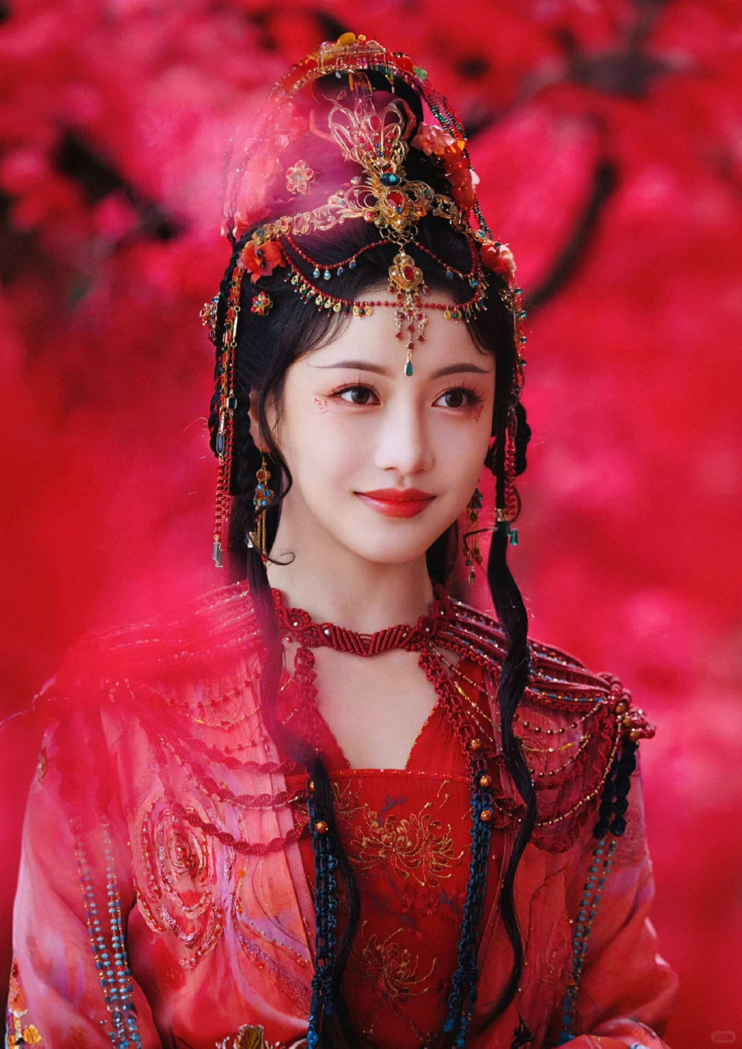 这个红姑娘真的是婀娜多姿，妖娆妩媚