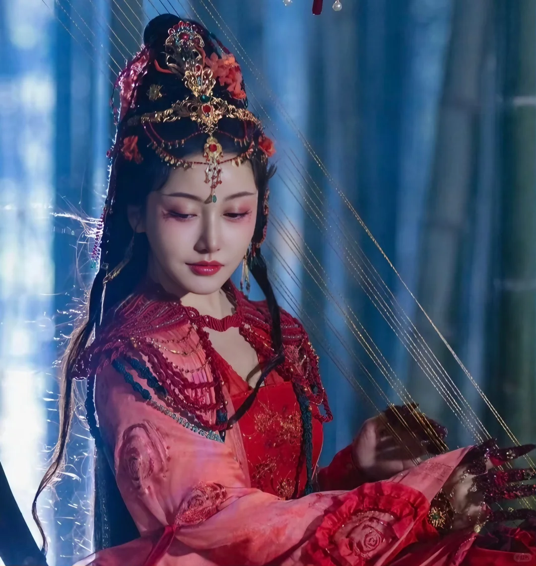 这个红姑娘真的是婀娜多姿，妖娆妩媚