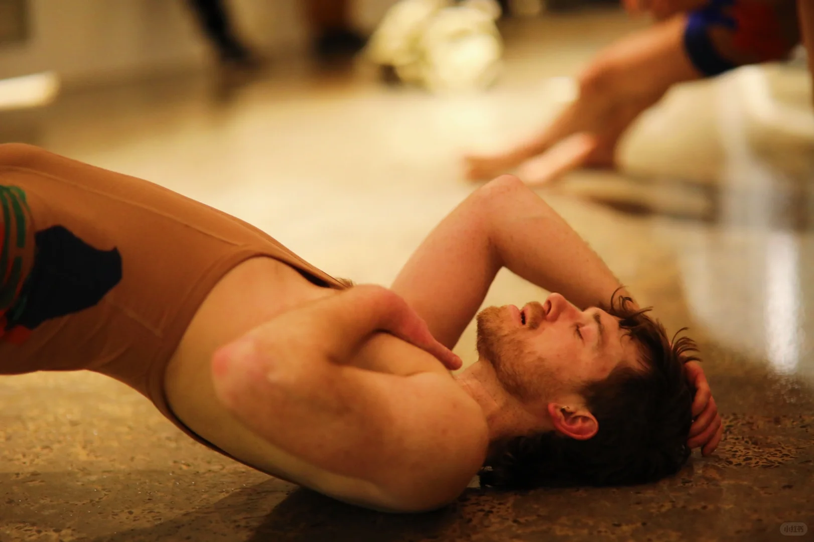 墨尔本艺术家当众脱👖