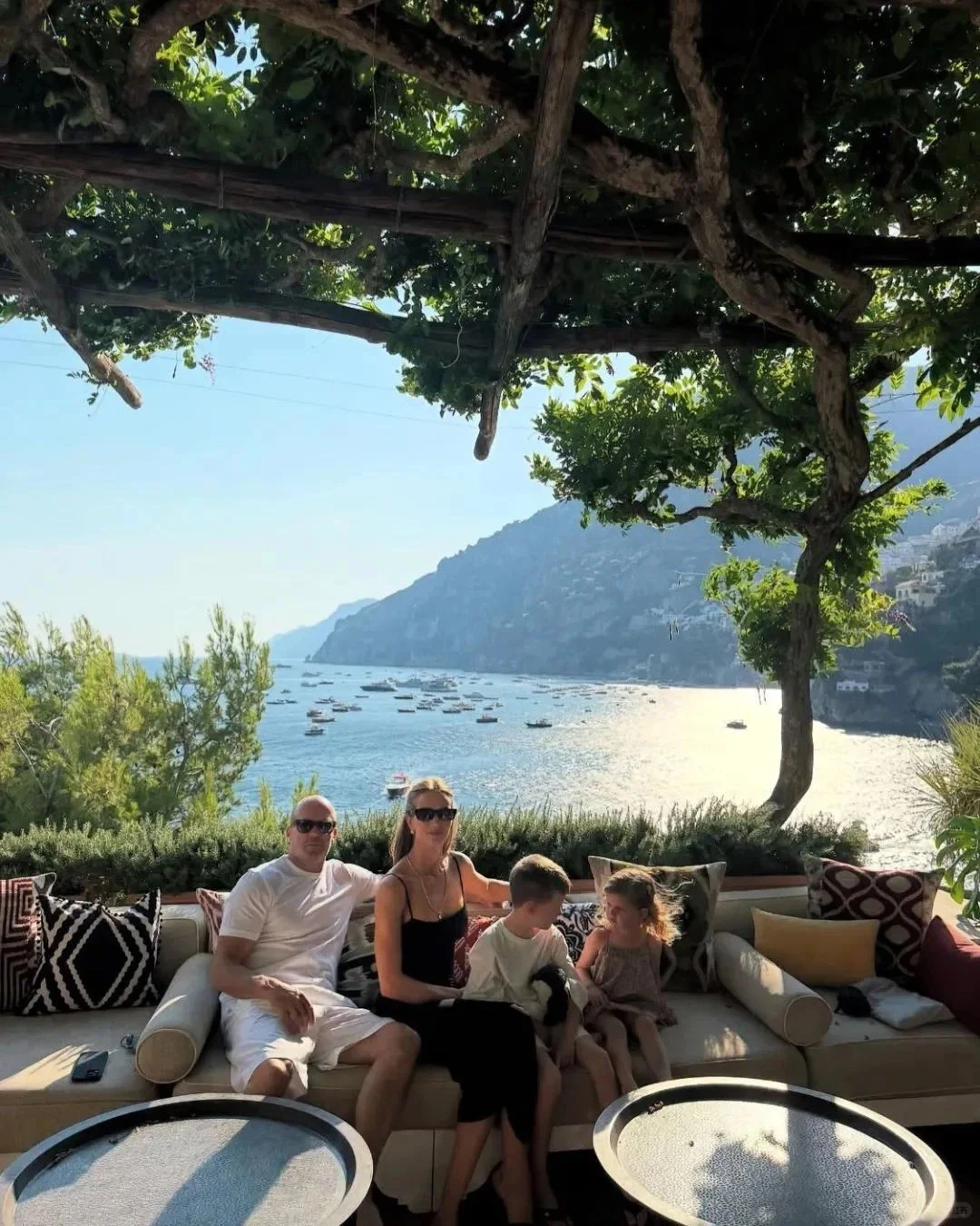 帅呆啦！杰森·斯坦森与小20岁妻子意大利度假