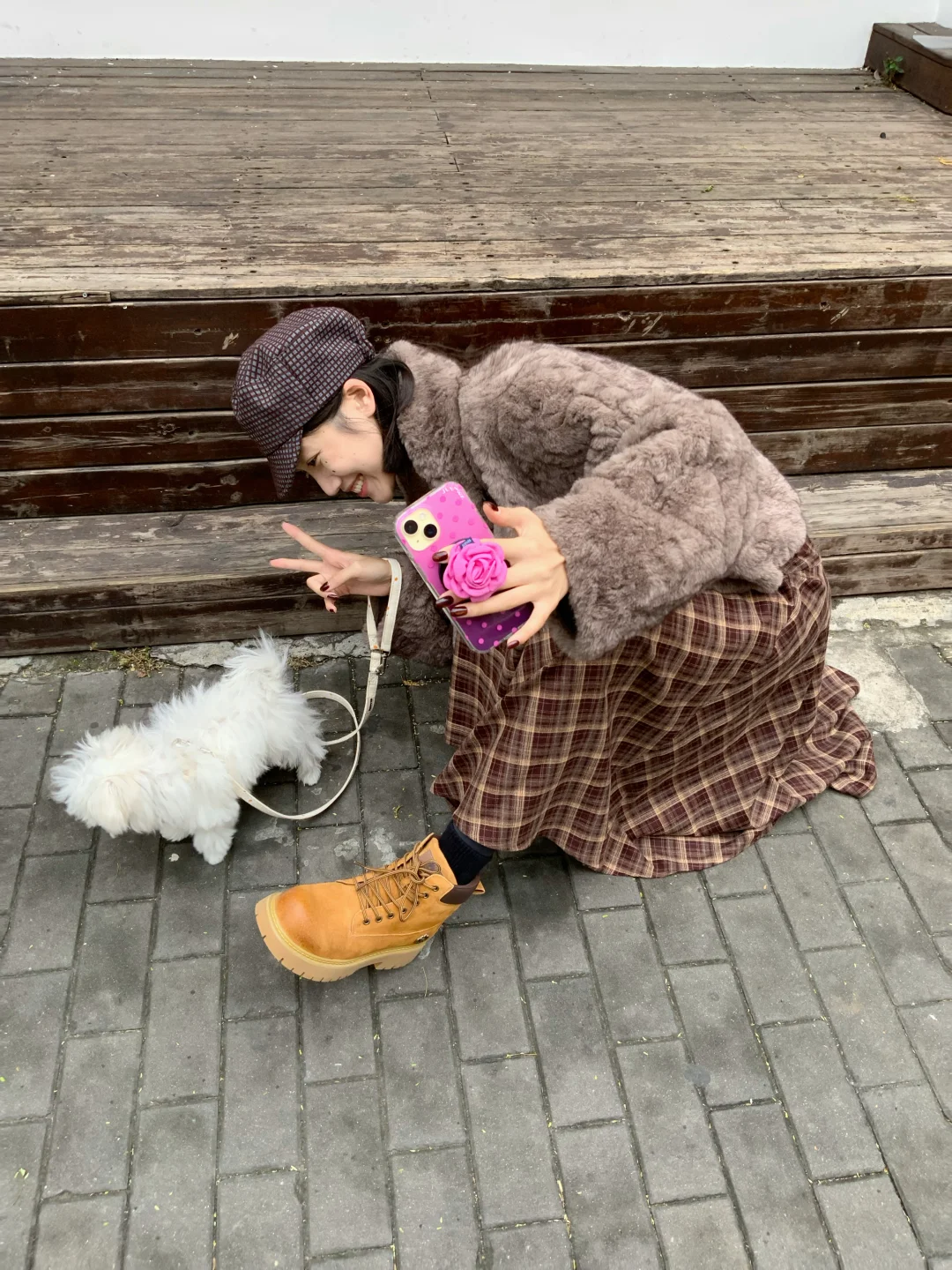 小美女出门遛狗啦