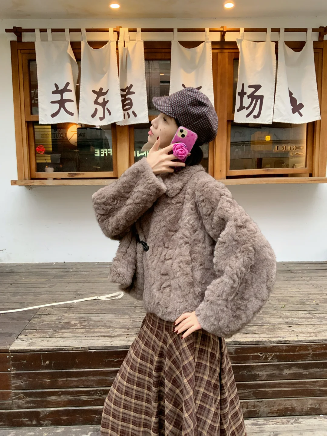 小美女出门遛狗啦