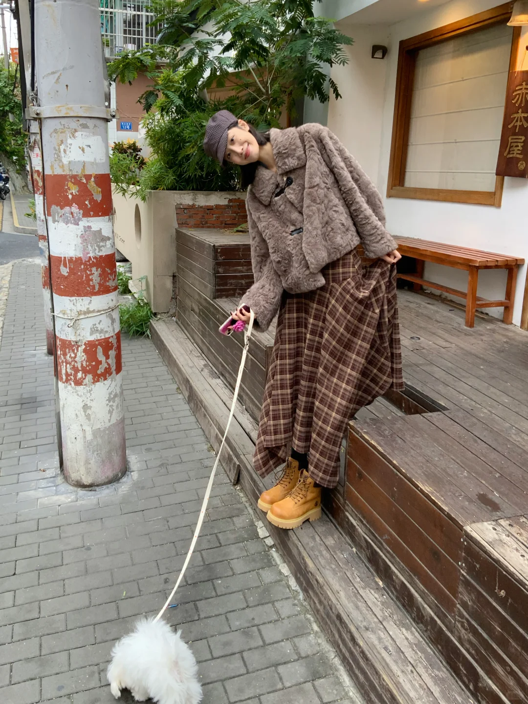 小美女出门遛狗啦